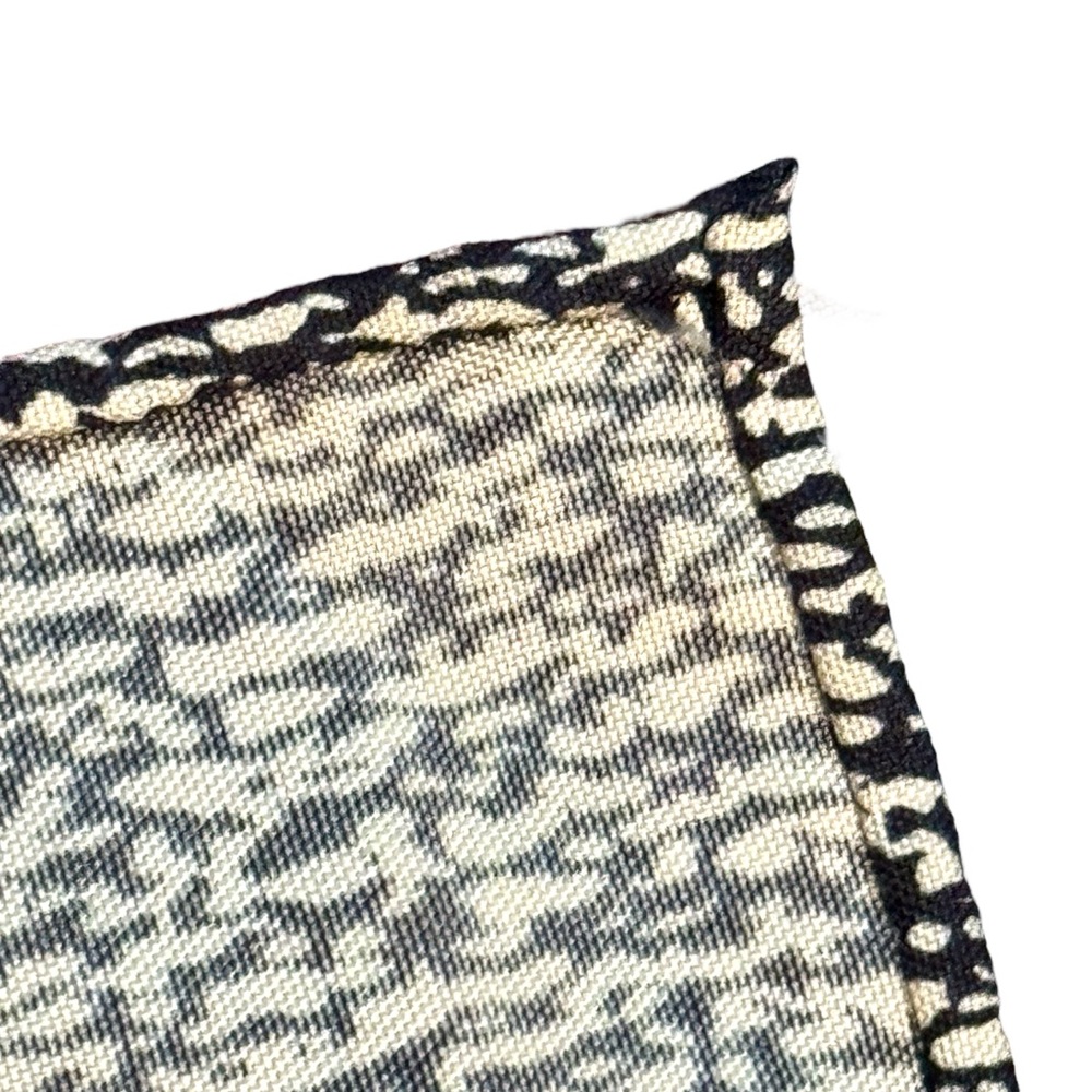Stunnimg JIM THOMPSON Floral Silk Scarf with Multicolor Design - Picture 5 of 9